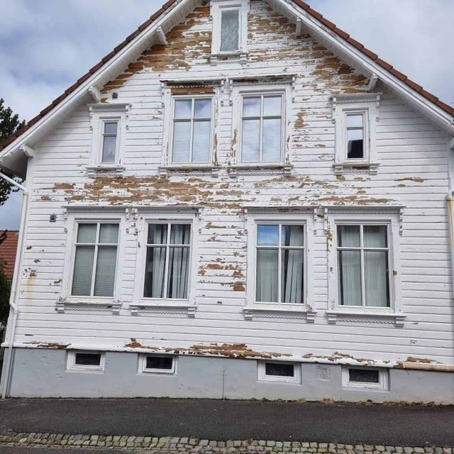 Bolig med utslitt fasade
